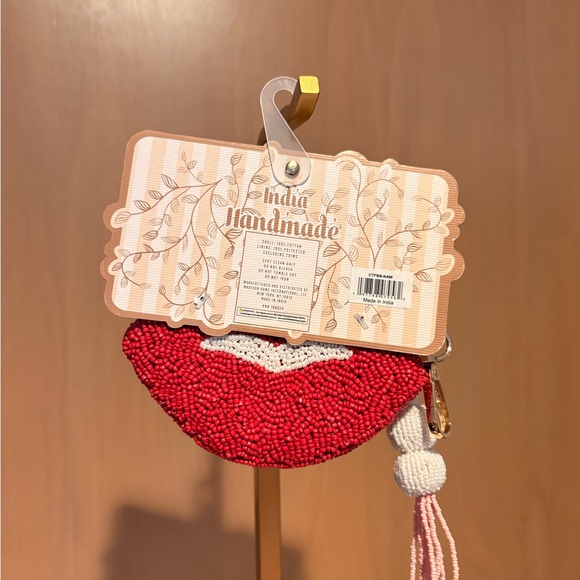 Red Beaded Lip-Shaped pouch - Picture 2 of 3